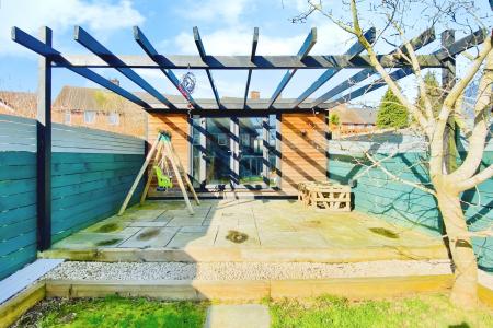 4 bedroom Semi-detached house for sale in Valley Drive, Leicester, LE3