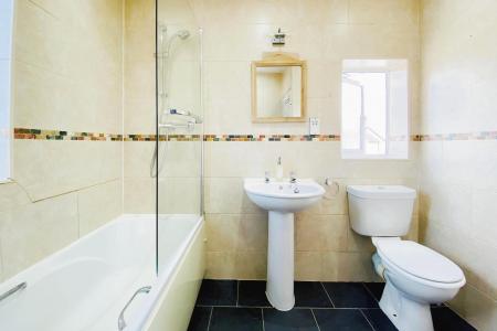 4 bedroom Semi-detached house for sale in Valley Drive, Leicester, LE3