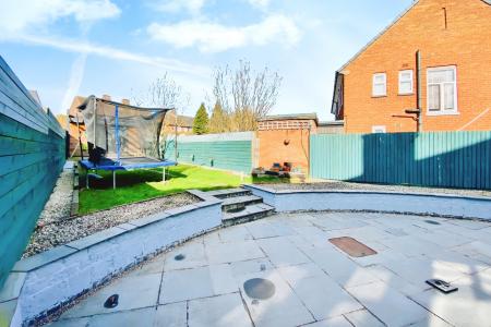 4 bedroom Semi-detached house for sale in Valley Drive, Leicester, LE3