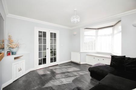 4 bedroom Semi-detached house for sale in Valley Drive, Leicester, LE3