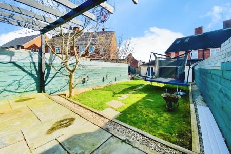 4 bedroom Semi-detached house for sale in Valley Drive, Leicester, LE3