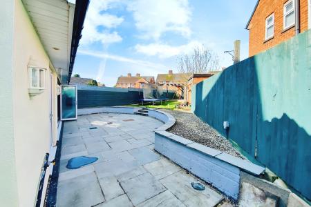 4 bedroom Semi-detached house for sale in Valley Drive, Leicester, LE3