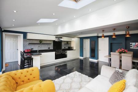 4 bedroom Semi-detached house for sale in Valley Drive, Leicester, LE3