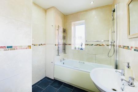 4 bedroom Semi-detached house for sale in Valley Drive, Leicester, LE3