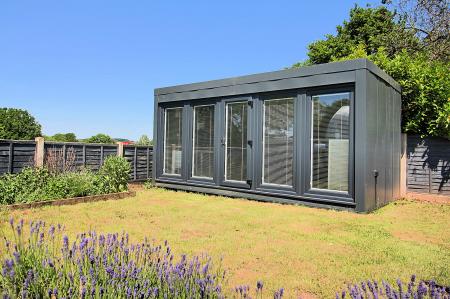 3 bedroom Semi-detached house for sale in Vicarage Close, Kirby Muxloe, LE9