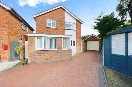 4 bedroom Detached house for sale in Wensleydale Close, Barwell, LE9