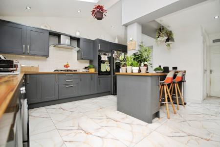 4 bedroom Semi-detached house for sale in Kingsway North, Braunstone Town, LE3