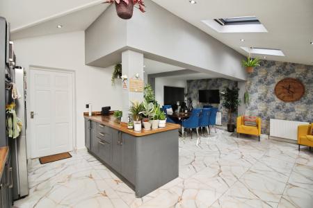 4 bedroom Semi-detached house for sale in Kingsway North, Braunstone Town, LE3