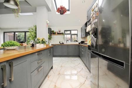 4 bedroom Semi-detached house for sale in Kingsway North, Braunstone Town, LE3