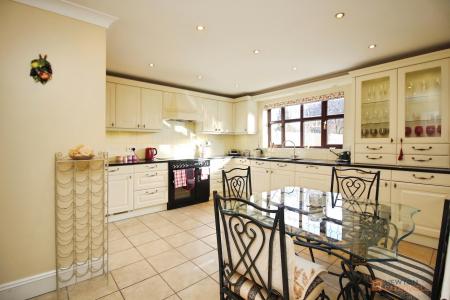 5 bedroom Detached house for sale in Station Road, Desford, LE9