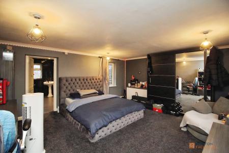 4 bedroom Semi-detached house for sale in Imperial Avenue, Braunstone, LE3