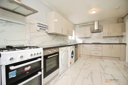 5 bedroom Semi-detached house for sale in Kingsway, Braunstone Town, LE3