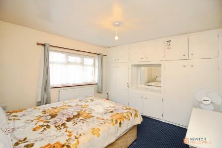 5 bedroom Semi-detached house for sale in Kingsway, Braunstone Town, LE3