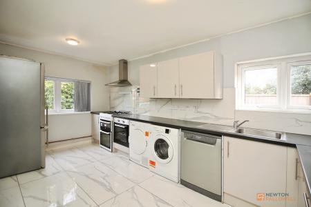 5 bedroom Semi-detached house for sale in Kingsway, Braunstone Town, LE3