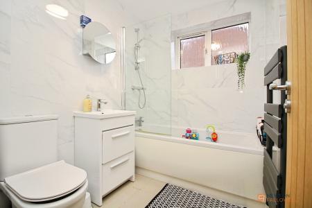 3 bedroom Town house for sale in Burchnall Road, Leicester, LE3