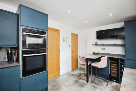 3 bedroom Town house for sale in Burchnall Road, Leicester, LE3