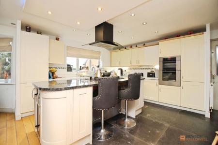 5 bedroom Detached house for sale in Barons Close, Kirby Muxloe, LE9