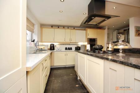 5 bedroom Detached house for sale in Barons Close, Kirby Muxloe, LE9