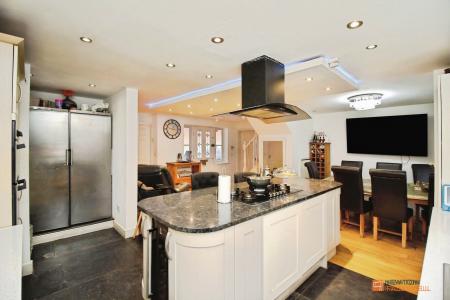 5 bedroom Detached house for sale in Barons Close, Kirby Muxloe, LE9