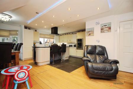 5 bedroom Detached house for sale in Barons Close, Kirby Muxloe, LE9