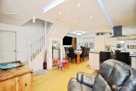 5 bedroom Detached house for sale in Barons Close, Kirby Muxloe, LE9