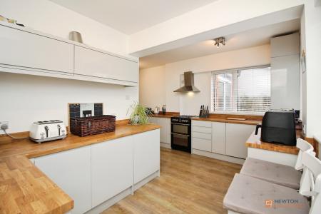 3 bedroom Semi-detached house for sale in Braunstone Lane, Leicester, LE3