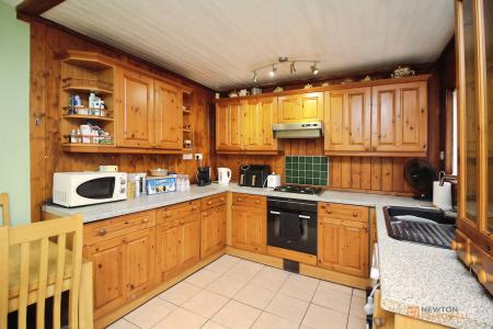 3 bedroom Semi-detached house for sale in Stratford Road, Braunstone Town, LE3