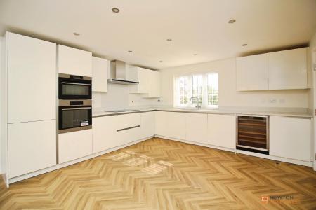 4 bedroom Detached house for sale in Irvine Crescent, Lubbesthorpe, LE19