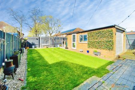 3 bedroom Semi-detached house for sale in Arnolds Crescent, Newbold Verdon, LE9