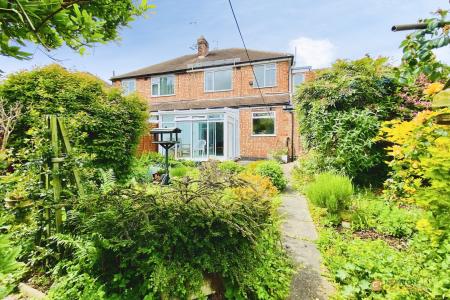 4 bedroom Semi-detached house for sale in Fairbourne Road, Braunstone Town, LE3