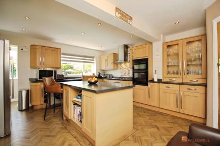 5 bedroom Detached house for sale in Station Road, Kirby Muxloe, LE9
