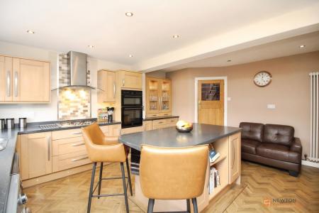 5 bedroom Detached house for sale in Station Road, Kirby Muxloe, LE9