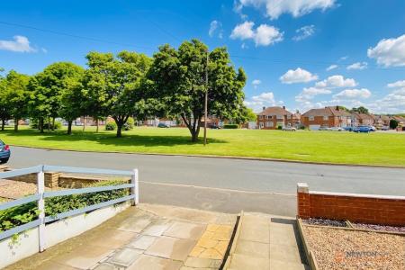 3 bedroom Semi-detached house for sale in Kingsway, Braunstone Town, LE3
