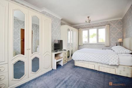 5 bedroom Detached house for sale in Station Road, Kirby Muxloe, LE9
