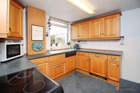 4 bedroom Semi-detached house for sale in Fairbourne Road, Leicester, LE3
