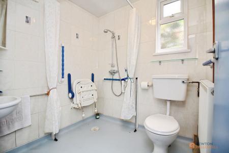 4 bedroom Semi-detached house for sale in Fairbourne Road, Leicester, LE3