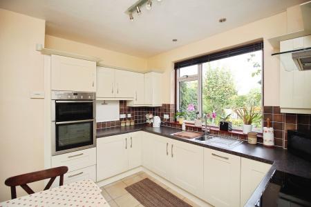 4 bedroom Semi-detached house for sale in Hilders Road, Leicester, LE3