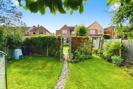4 bedroom Semi-detached house for sale in Hilders Road, Leicester, LE3