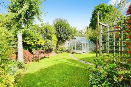 4 bedroom Semi-detached house for sale in Hilders Road, Leicester, LE3