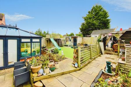 4 bedroom Semi-detached house for sale in Imperial Avenue, Leicester, LE3