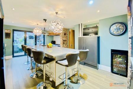 4 bedroom Semi-detached house for sale in Imperial Avenue, Leicester, LE3
