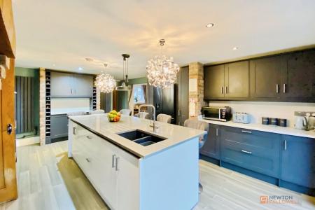 4 bedroom Semi-detached house for sale in Imperial Avenue, Leicester, LE3