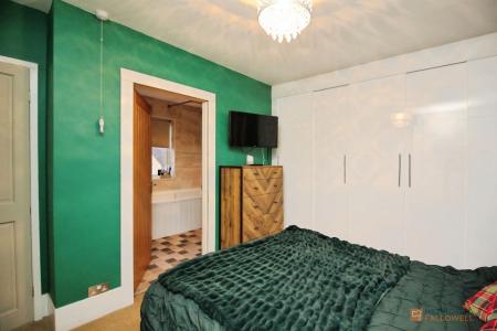 4 bedroom Semi-detached house for sale in Imperial Avenue, Leicester, LE3