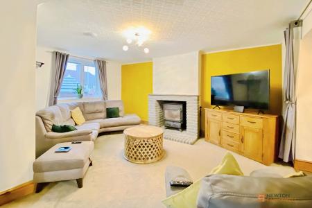 4 bedroom Semi-detached house for sale in Imperial Avenue, Leicester, LE3