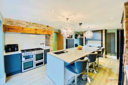 4 bedroom Semi-detached house for sale in Imperial Avenue, Leicester, LE3