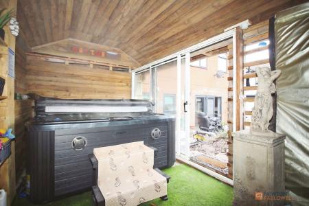 4 bedroom Semi-detached house for sale in Imperial Avenue, Leicester, LE3