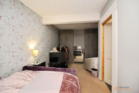 4 bedroom Semi-detached house for sale in Imperial Avenue, Leicester, LE3