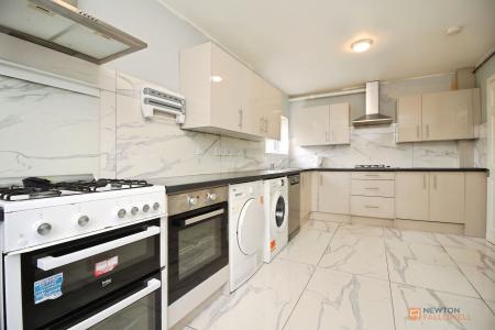 5 bedroom Semi-detached house for sale in Kingsway, Leicester, LE3