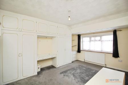 5 bedroom Semi-detached house for sale in Kingsway, Leicester, LE3