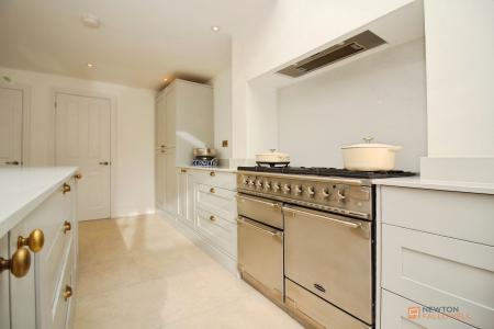 4 bedroom Semi-detached house for sale in Hinckley Road, Leicester, LE3